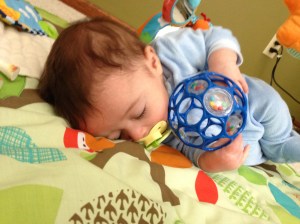Uncle Miguel bought Lucas an "Oball" that he loooooooves.  In fact, he loves it so much that he plays with it, sleeps with it, and we had to find a way to attach it to his car seat so he can travel with it.  If we ever loose this, we're in trouble